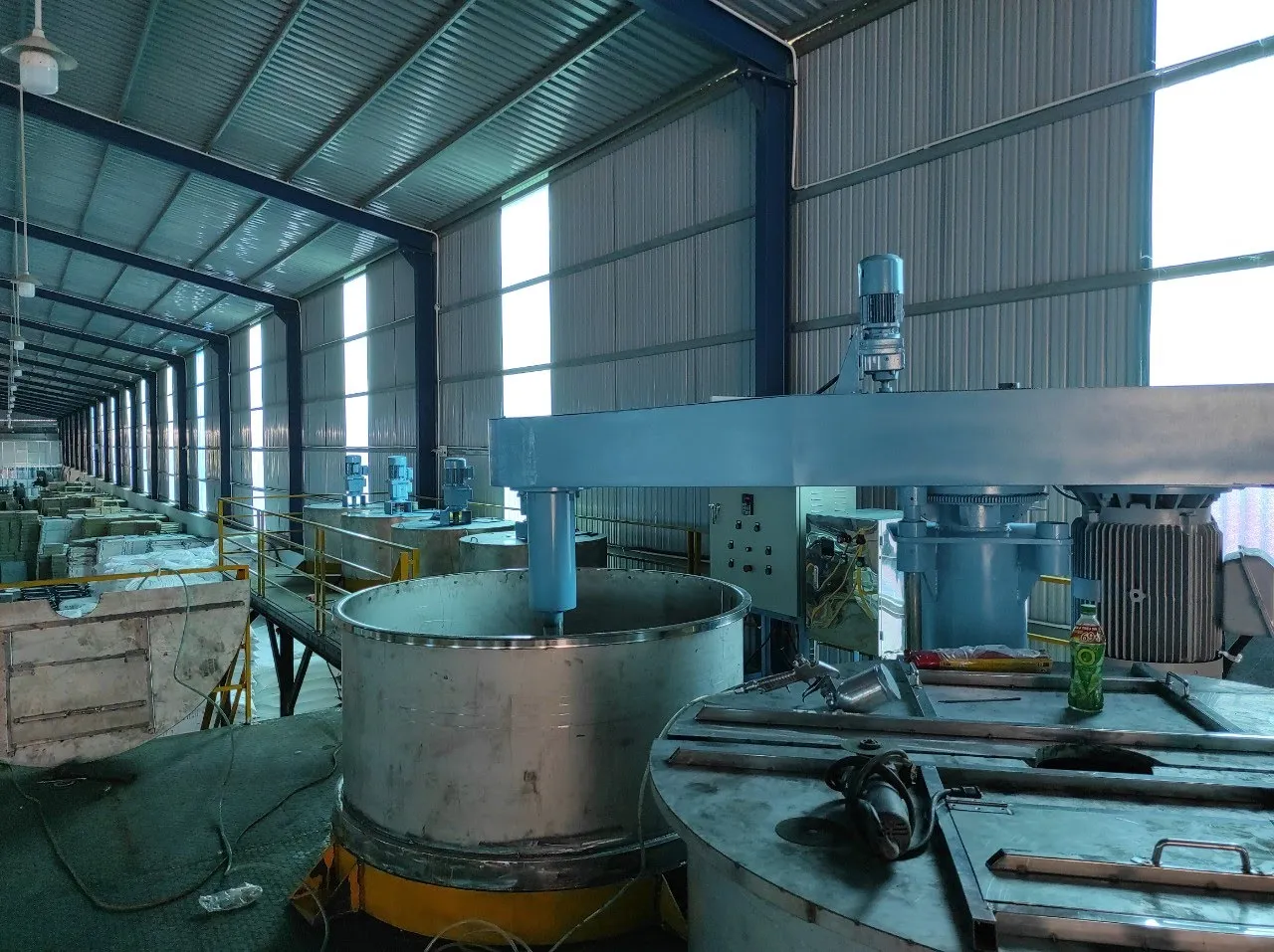 Ảnh sản phẩm Máy khuấy sơn sàn thao tác 3000 lít 1