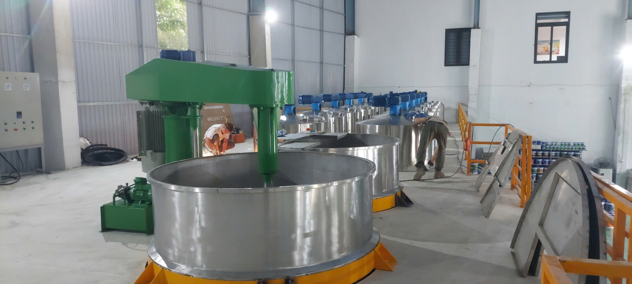 Ảnh sản phẩm Máy khuấy sơn 8000 lít sàn thao tác 3