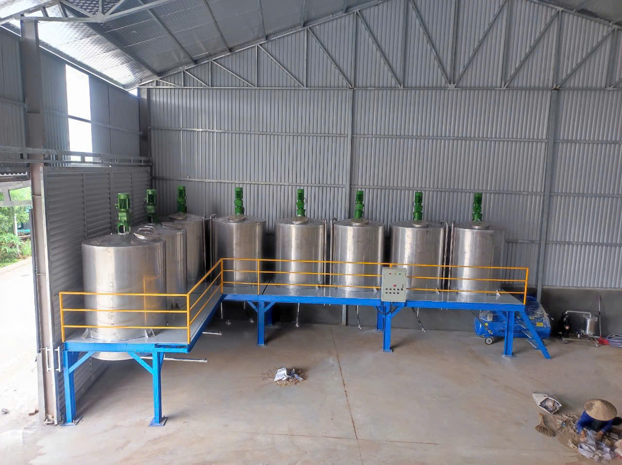 Ảnh sản phẩm Bồn chứa sơn chống lắng 2000 lít 1