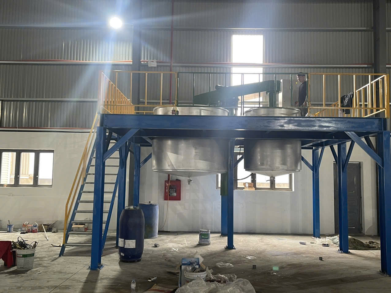 Ảnh sản phẩm Máy khuấy sơn sàn thao tác 2000 2500 lít 1