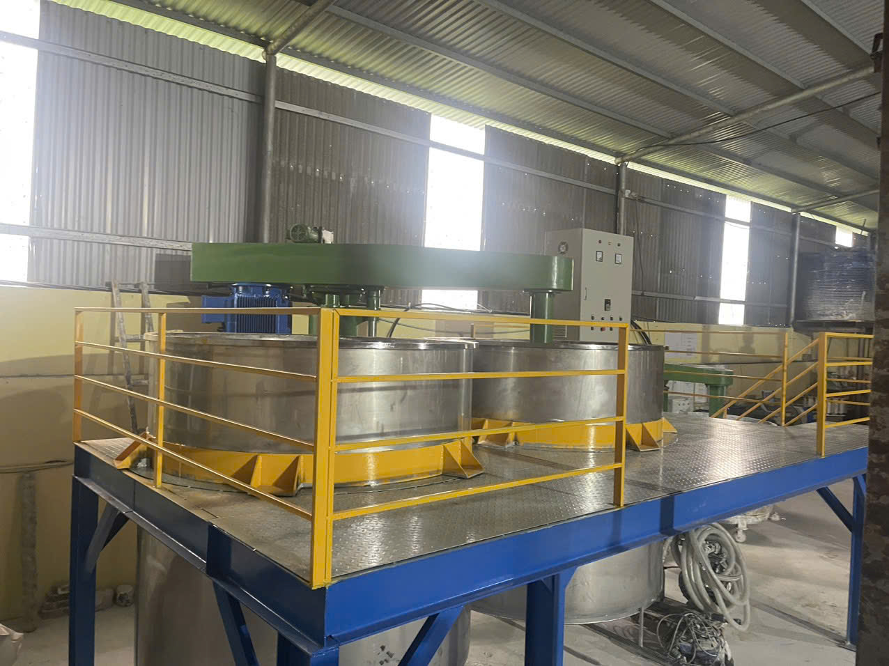 Ảnh sản phẩm Máy khuấy sơn sàn thao tác lửng 6000 lít 2