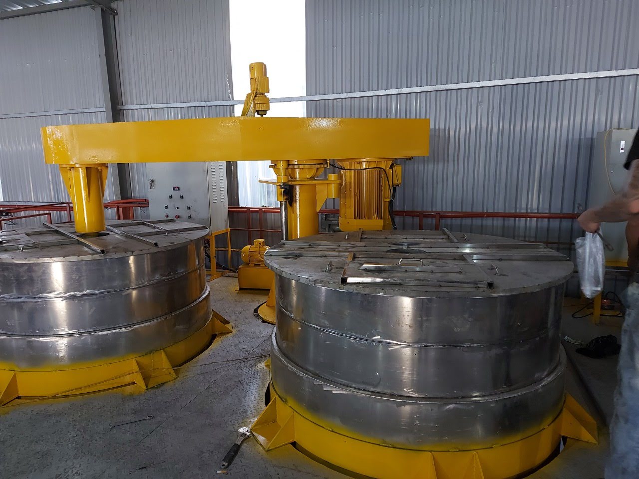 Ảnh sản phẩm Máy khuấy sơn sàn thao tác 4500 lít 2