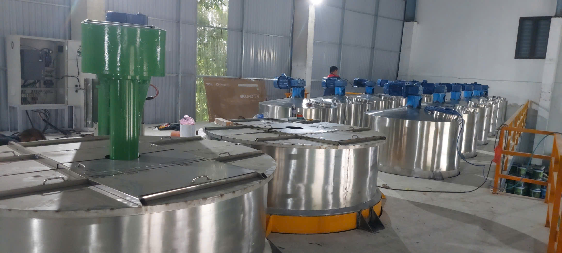 Ảnh sản phẩm Máy khuấy sơn 8000 lít sàn thao tác 2