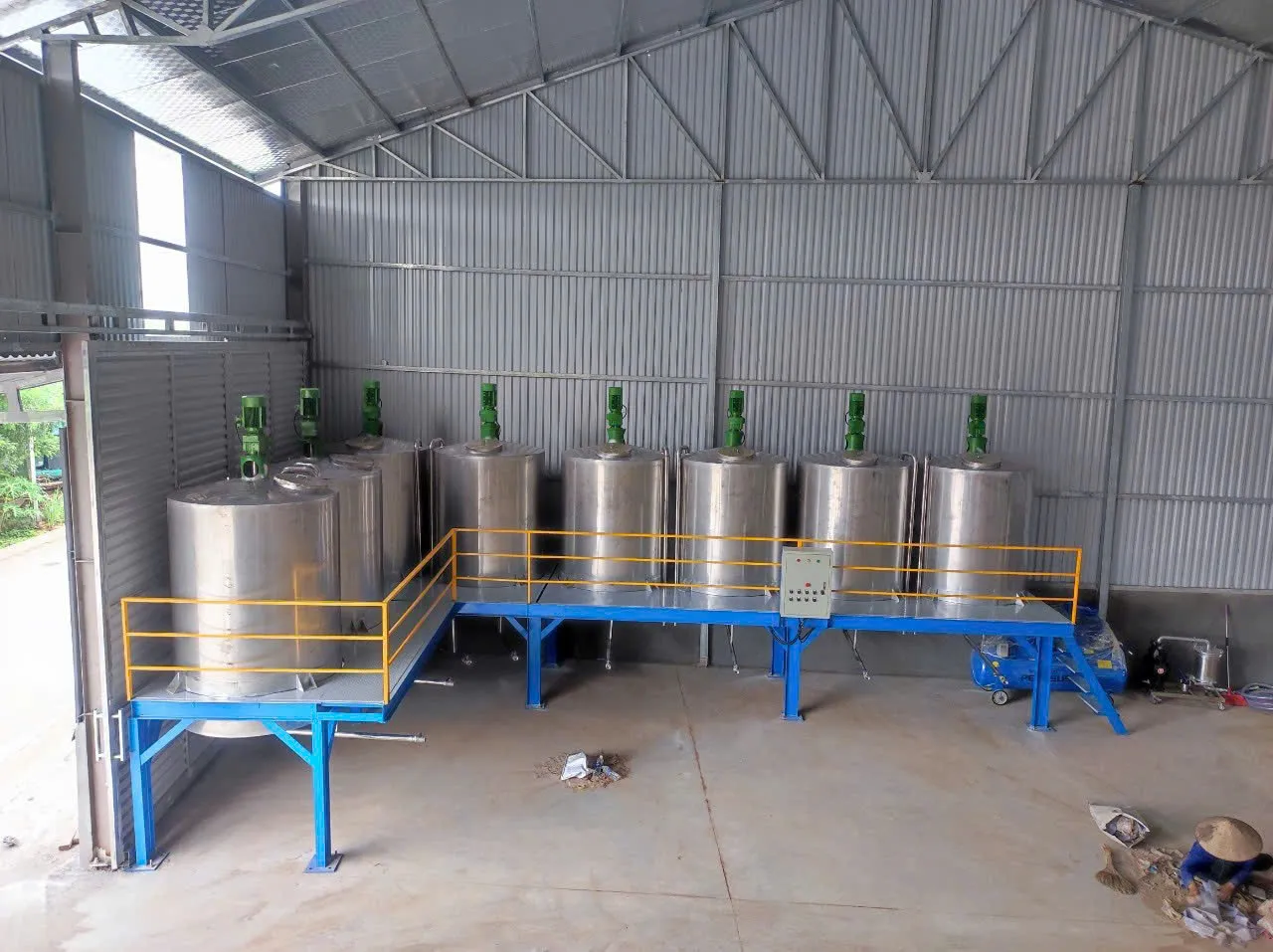 Ảnh sản phẩm Bồn chứa sơn chống lắng 2000 lít 1