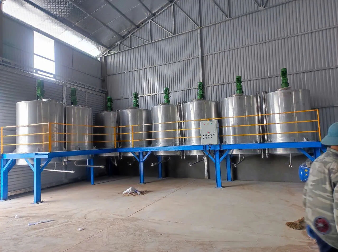 Ảnh sản phẩm Bồn chứa sơn chống lắng 2000 lít 4