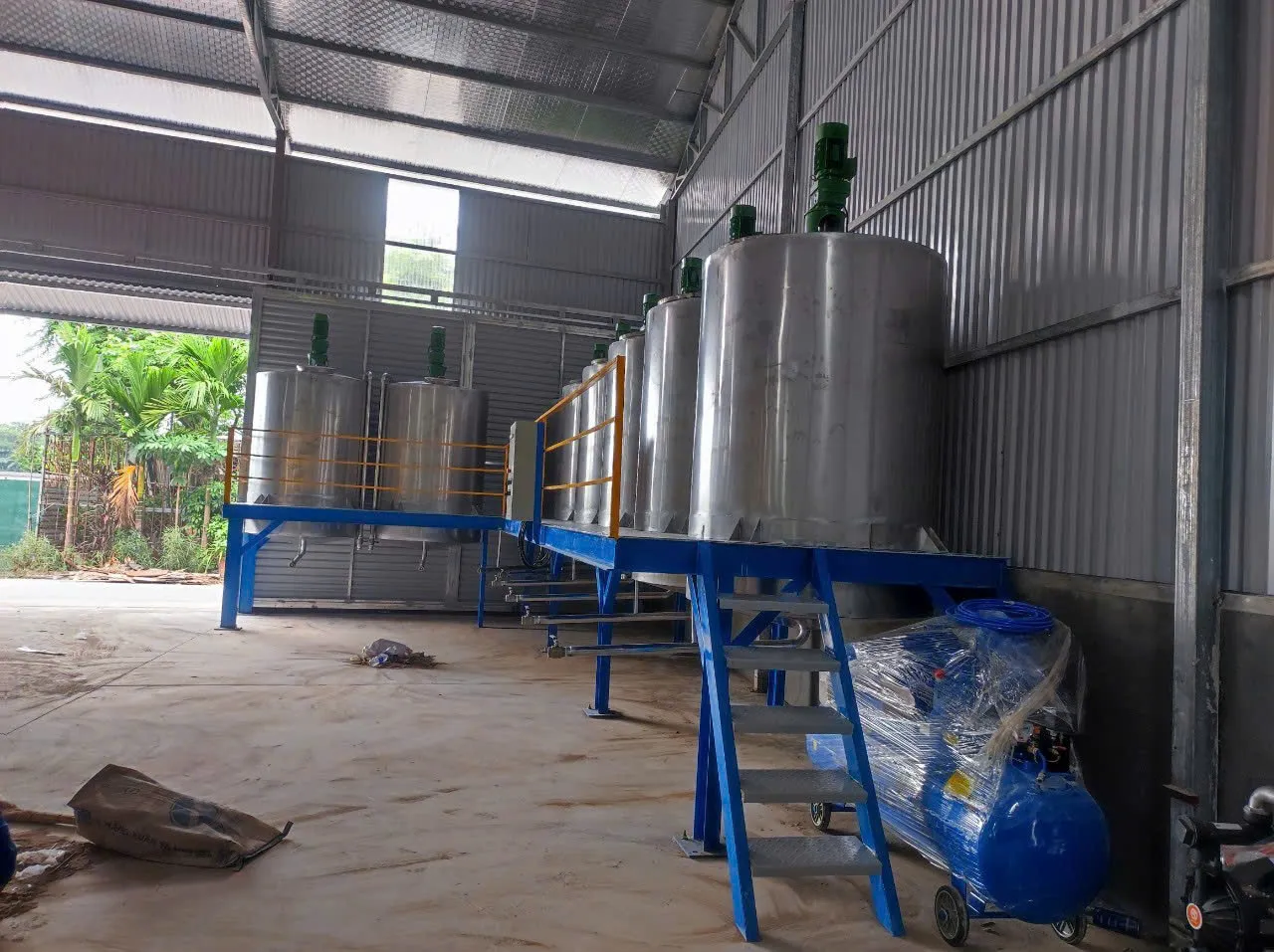 Ảnh sản phẩm Bồn chứa sơn chống lắng 2000 lít 3