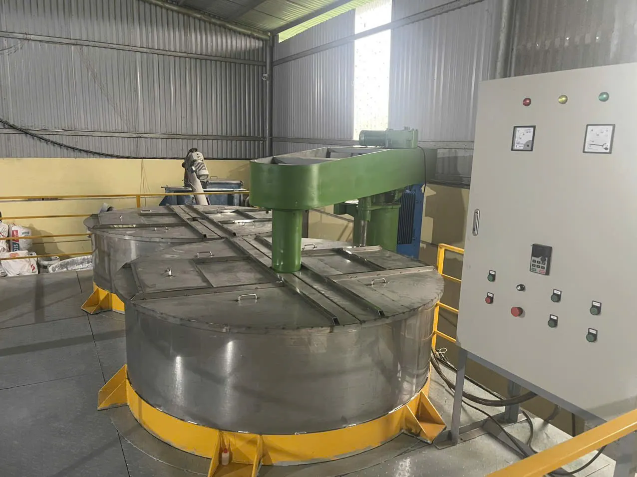 Ảnh sản phẩm Máy khuấy sơn sàn thao tác lửng 6000 lít 4
