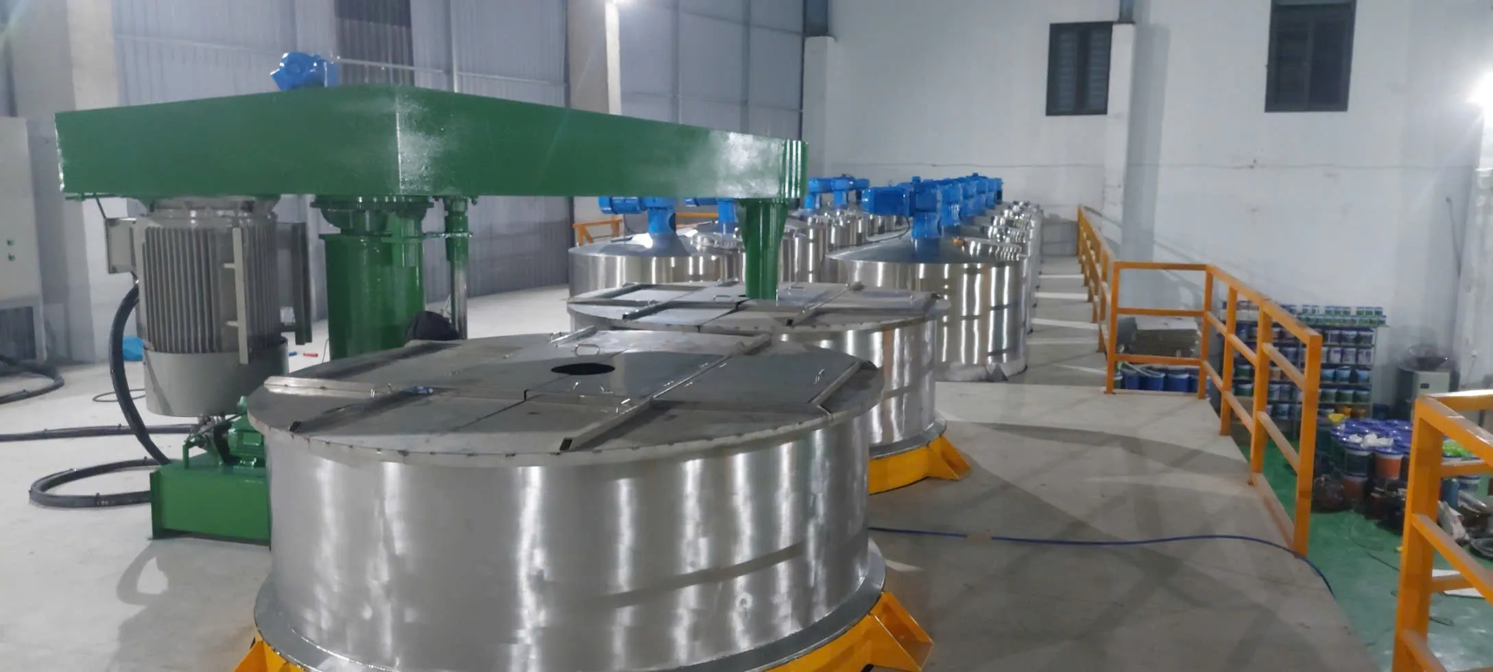 Ảnh sản phẩm Máy khuấy sơn 8000 lít sàn thao tác 1