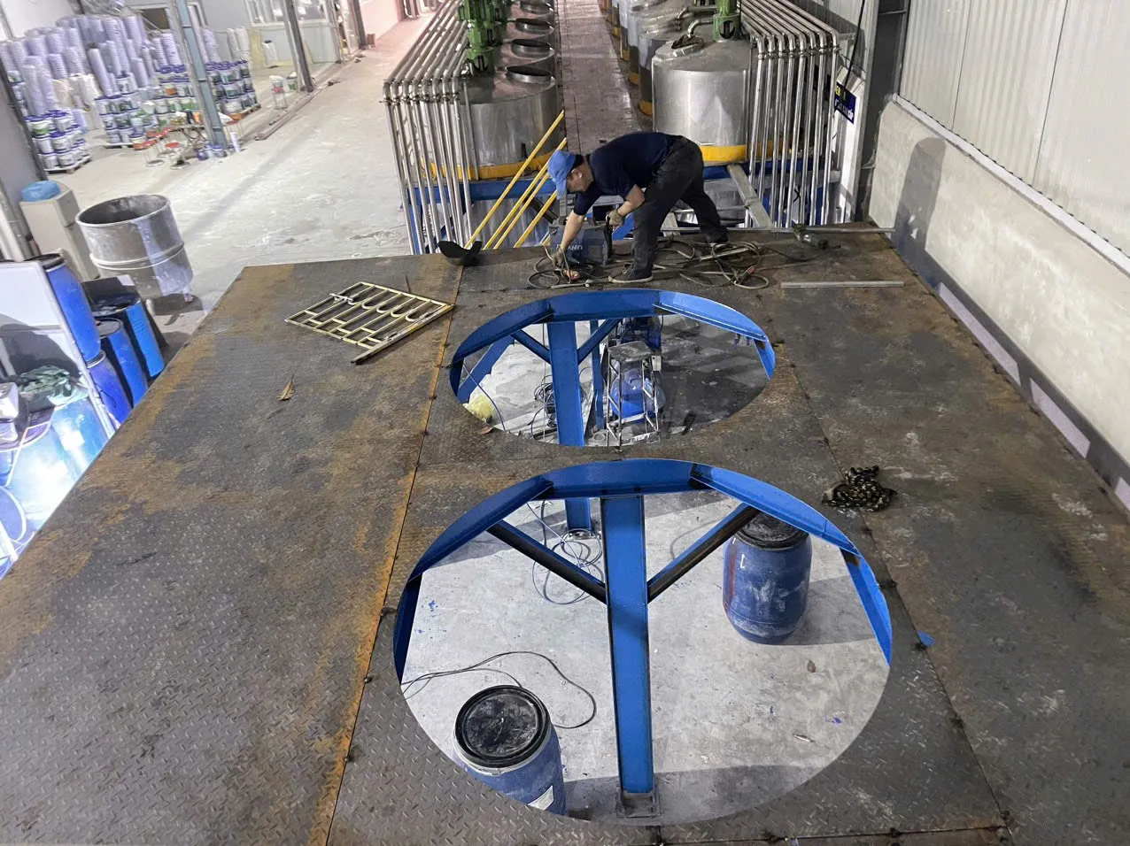 Ảnh sản phẩm Máy khuấy sơn sàn thao tác 4000 lít 2