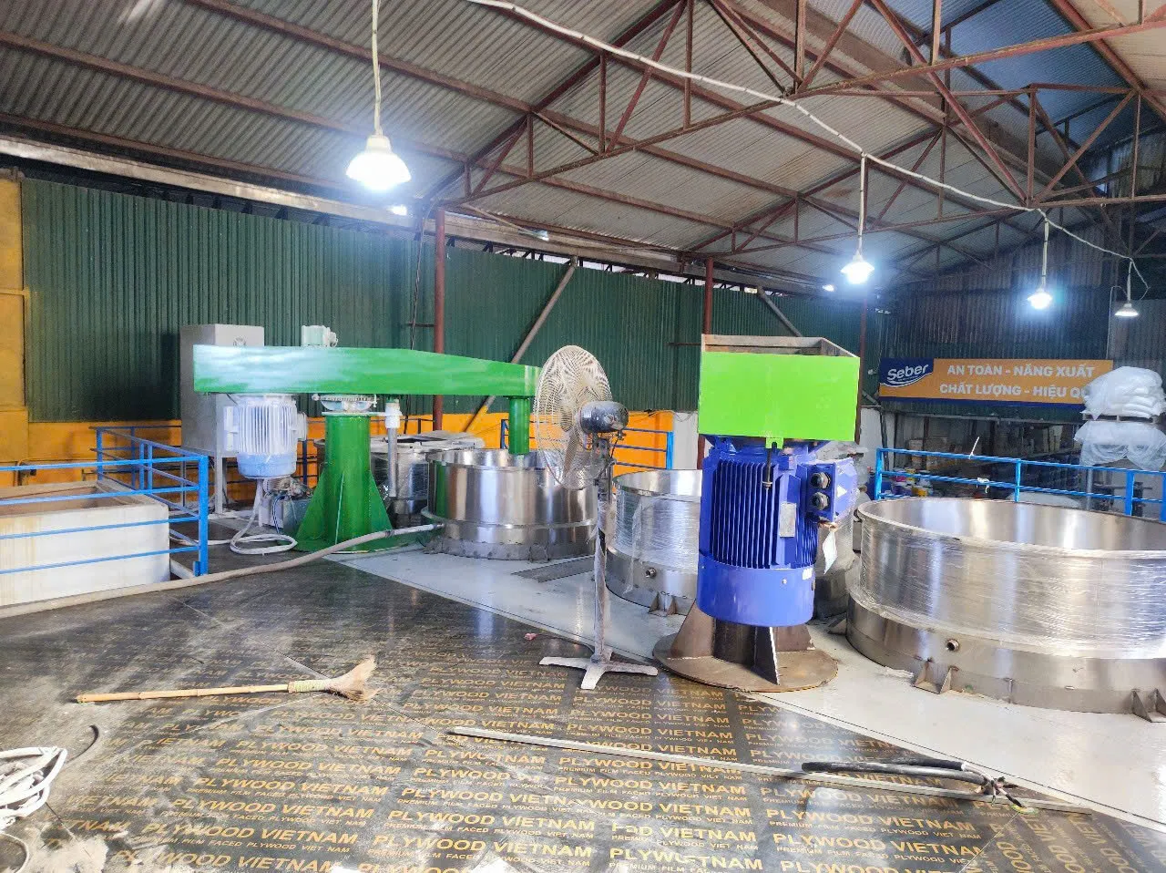 Ảnh sản phẩm Máy khuấy sơn 7000 lít sàn thao tác 1