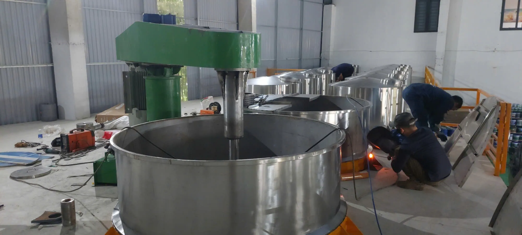 Ảnh sản phẩm Máy khuấy sơn 8000 lít sàn thao tác 4
