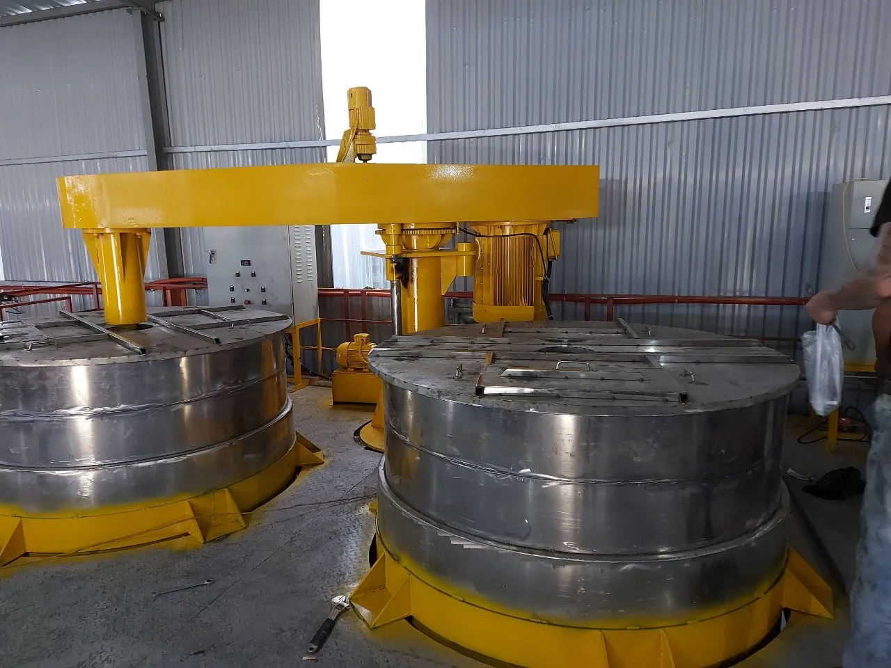 Ảnh sản phẩm Máy khuấy sơn sàn thao tác 4500 lít 2