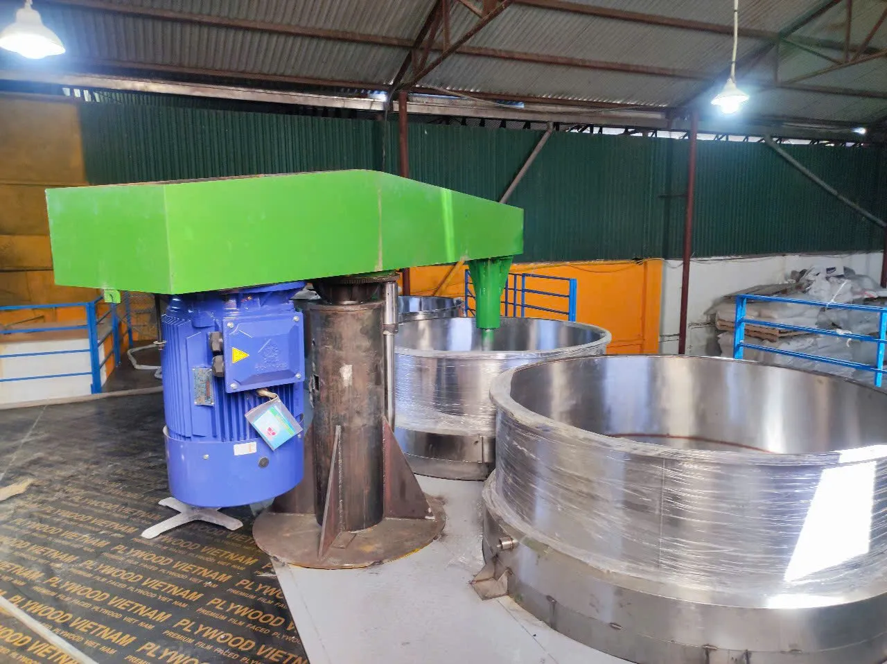 Ảnh sản phẩm Máy khuấy sơn 7000 lít sàn thao tác 3