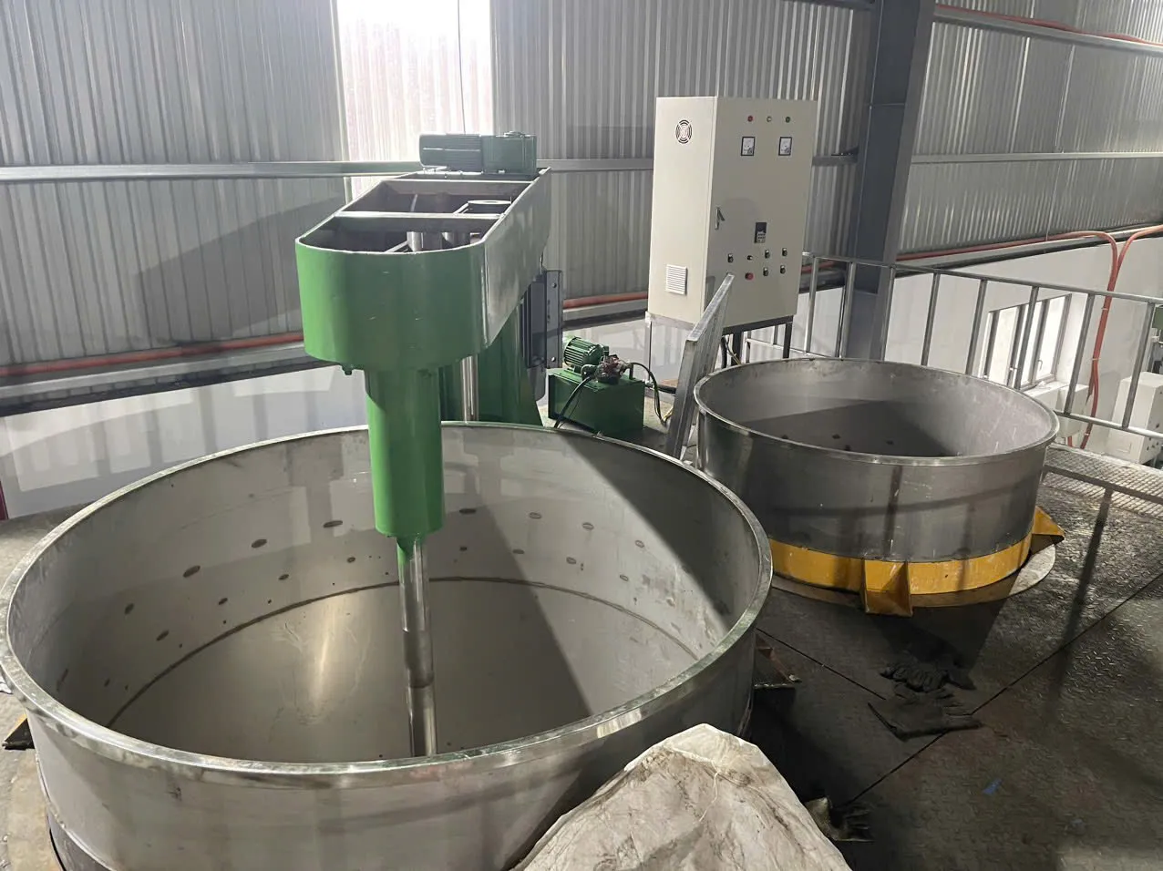 Ảnh sản phẩm Máy khuấy sơn sàn thao tác 2000 2500 lít 2