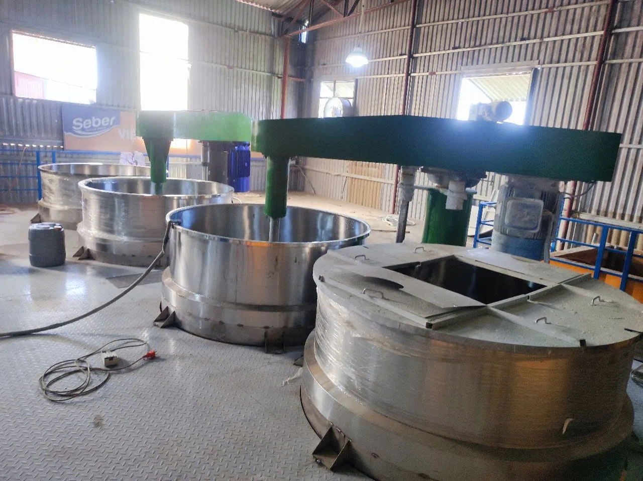 Ảnh sản phẩm Máy khuấy sơn 7000 lít sàn thao tác 2