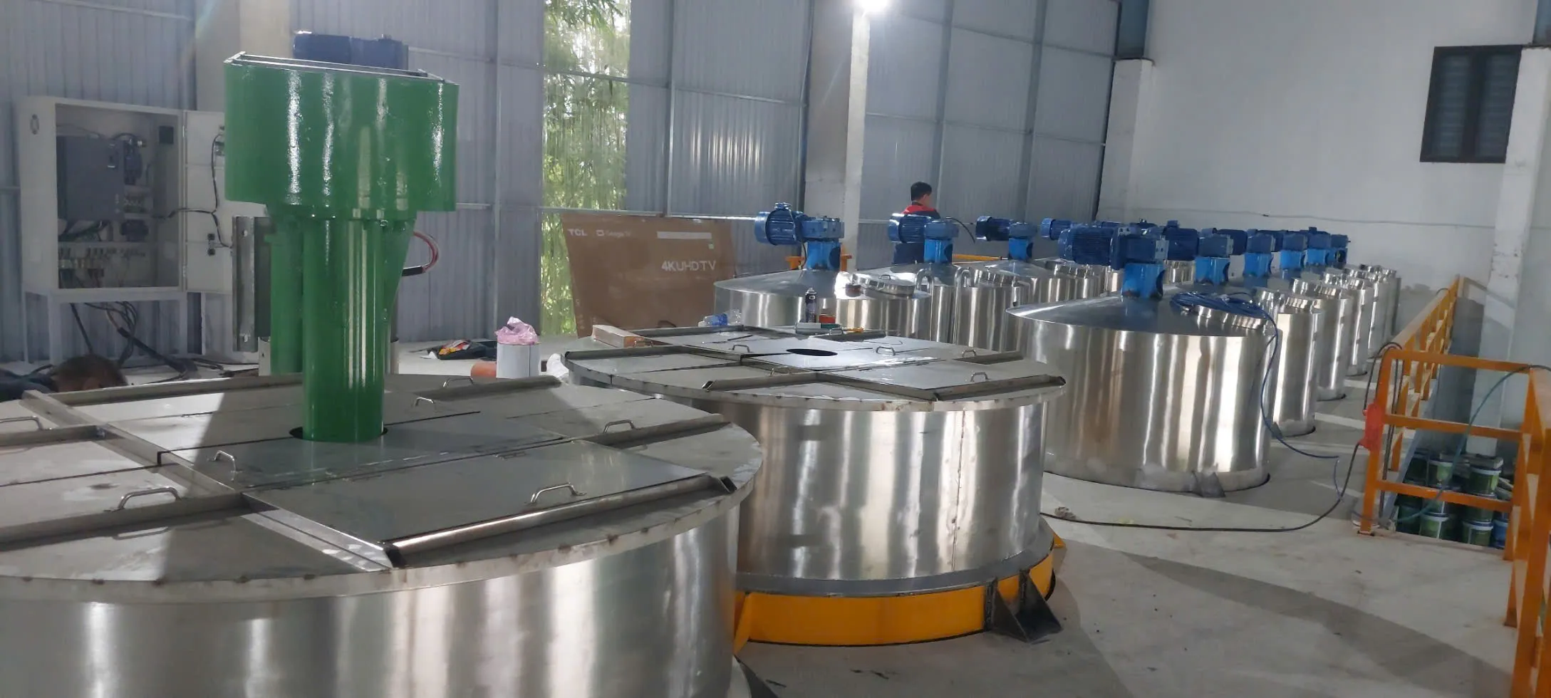 Ảnh sản phẩm Máy khuấy sơn 8000 lít sàn thao tác 2