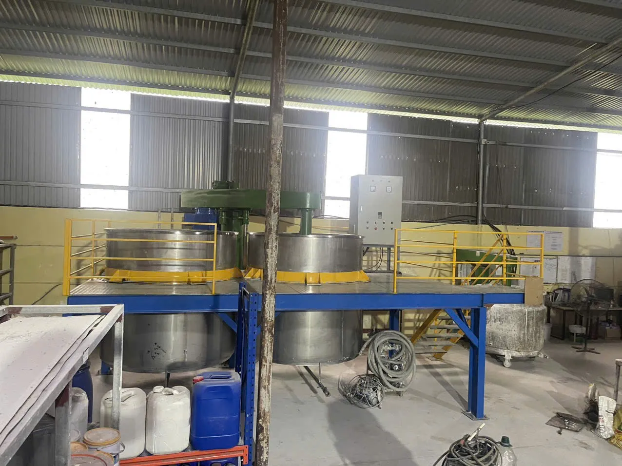 Ảnh sản phẩm Máy khuấy sơn sàn thao tác lửng 6000 lít 3