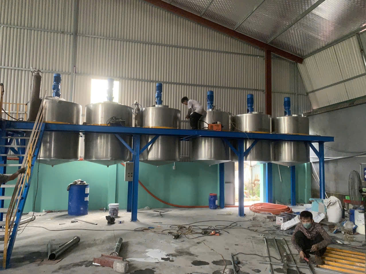 bồn chứa sơn trên sàn thao tác
