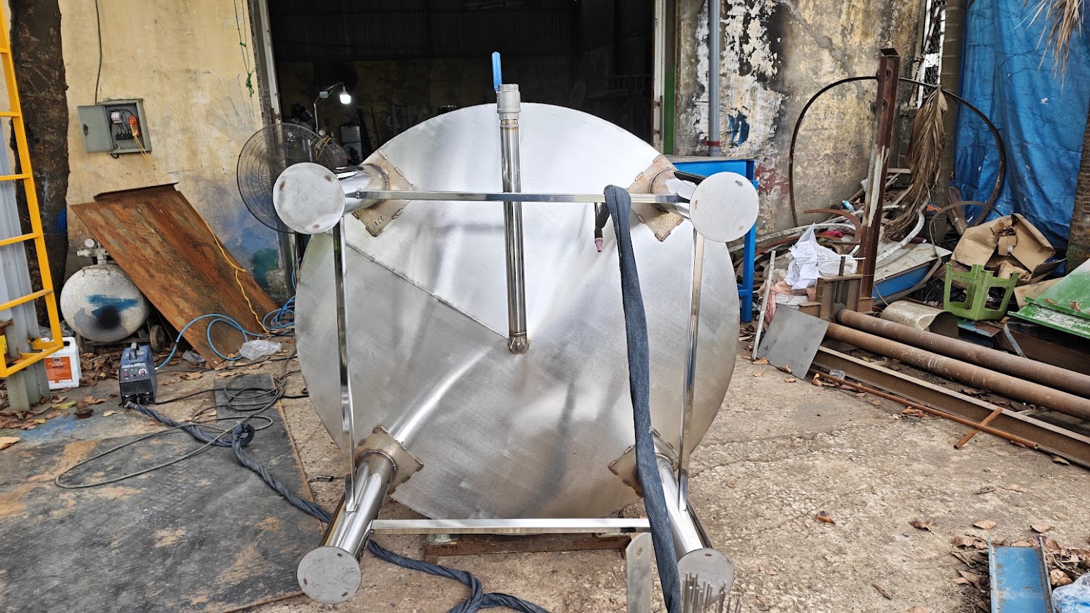 chân bồn chứa sơn