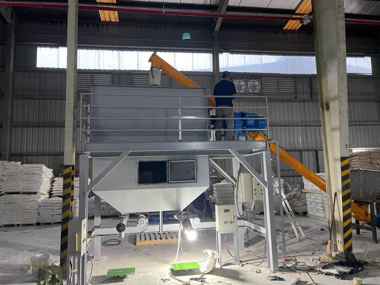 lắp đặt bàn giao máy trộn keo dán gạch 1000kg