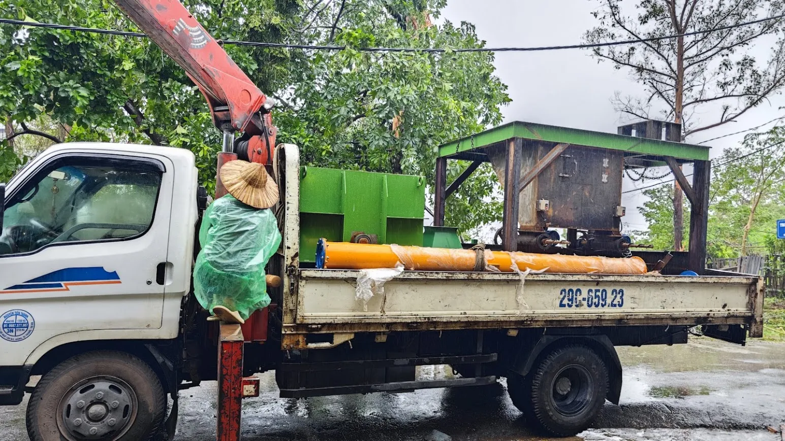 cẩu vận chuyển máy trộn bột bả 1000kg